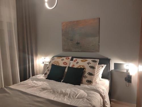 Un dormitorio con una cama con almohadas. en North Key - Cozy apartment with a beautiful view, en Xanthi