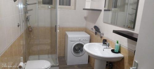 uma casa de banho com uma máquina de lavar roupa e um lavatório em B&B La Dimora dei Professori em Lecce