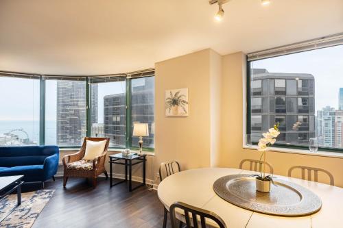 uma sala de estar com uma mesa e um sofá azul em Captivating Apartment with Pier Views, Pool and Gym em Chicago