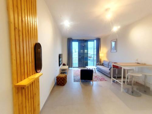 Μια τηλεόραση ή/και κέντρο ψυχαγωγίας στο Spacious New 1BD Levinski Florentin
