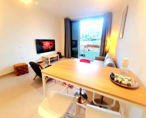 Μια τηλεόραση ή/και κέντρο ψυχαγωγίας στο Spacious New 1BD Levinski Florentin