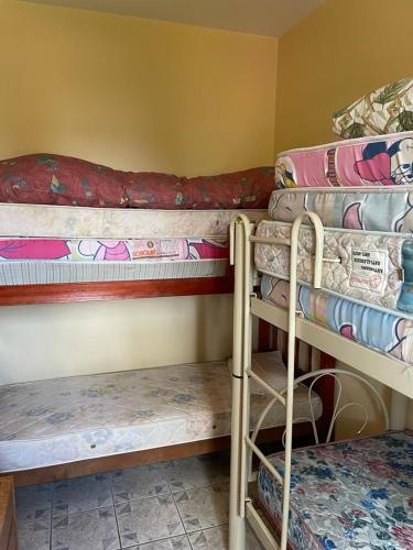 Tempat tidur susun dalam kamar di Chácara Vista para Represa