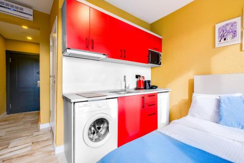 eine Küche mit einer Waschmaschine in einem Zimmer in der Unterkunft Furnished Studio Flat 5 min to Coast in Fatih in Istanbul