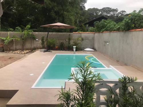 Swimming pool sa o malapit sa Casa Rústica, piscina com aquecimento solar e SPA