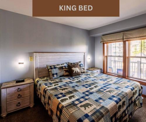 1 dormitorio con cama extragrande y ventana en Allegheny241Hot/Tub/Pool,Ski In/Out,Village, en Snowshoe