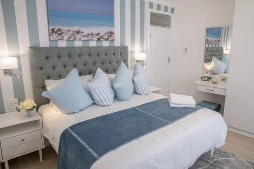Giường trong phòng chung tại Modern Luxury Beach House