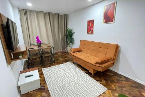 a living room with a couch and a tv at Apartamento Copanema Subway Family HIR 27 in Rio de Janeiro