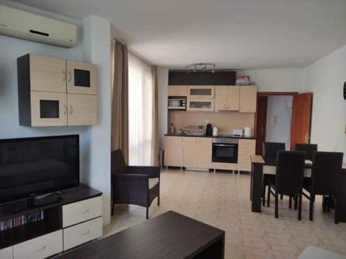 uma sala de estar com uma cozinha e uma sala de jantar em Тристаен Апартамент- em Sveti Vlas