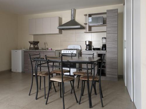 uma cozinha com uma mesa e cadeiras numa cozinha em Casa Crema em Cuenca