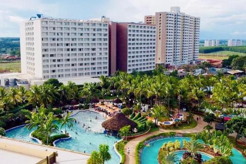 - une vue aérienne sur un complexe avec une piscine dans l'établissement Hot Beach Suites - Apartamento, à Olímpia