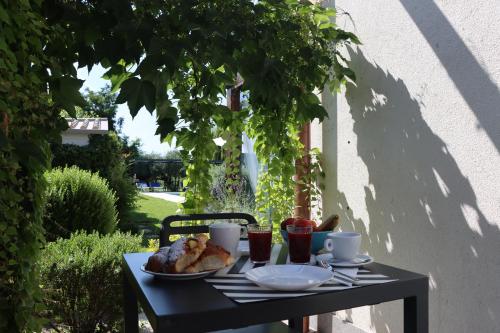 een zwarte tafel met een bord eten erop bij Il Toscanello in Lido di Camaiore