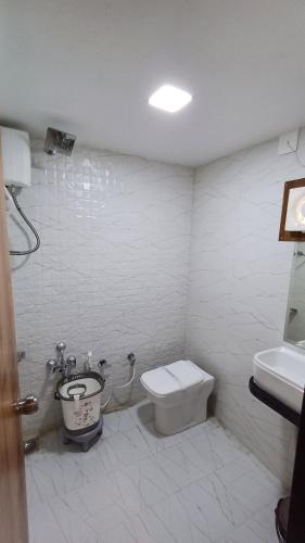 Un baño de Hotel The Grand Jashi Residency