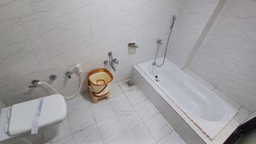 Un baño de Hotel The Grand Jashi Residency