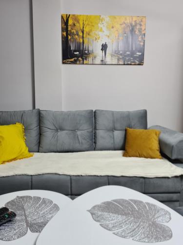 Ruang duduk di Town Square Apartment