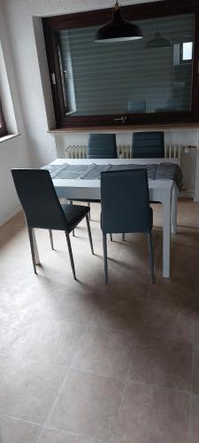 - une salle à manger avec une table et deux chaises dans l'établissement Ferienwohnung Scheuern, à Gernsbach