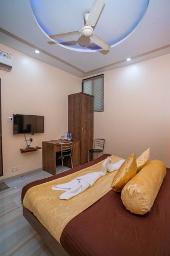 a bedroom with a large bed with a ceiling at Hotel Royce Executive Near US Consulate, Bandra Kurla Complex in Mumbai