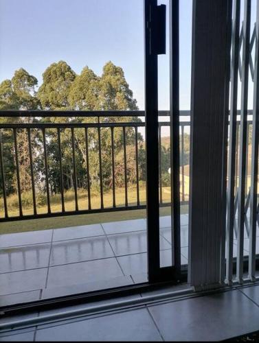 ein Fenster in einem Gebäude mit Blick auf die Bäume in der Unterkunft Peaceful Home with Sbo in Pietermaritzburg