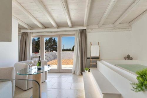 ein Wohnzimmer mit einem Sofa und einem Tisch in der Unterkunft Masseria Longa Boutique Hotel in Otranto