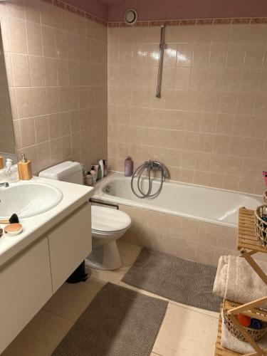 łazienka z wanną, toaletą i umywalką w obiekcie Cocotte au zoute w mieście Knokke-Heist