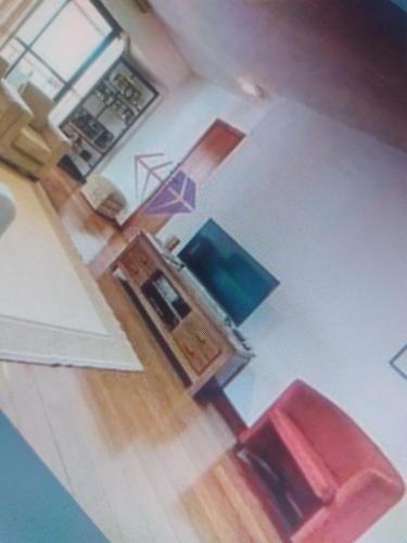 uma vista aérea de uma sala de estar com duas cadeiras vermelhas em Casa da em Salvador