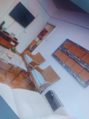 uma vista para um quarto com duas cadeiras e uma mesa em Casa da em Salvador