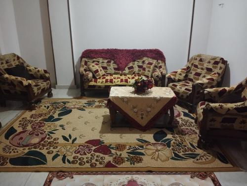 a living room with a couch and a table at شقة in Aţ Ţarfāyah