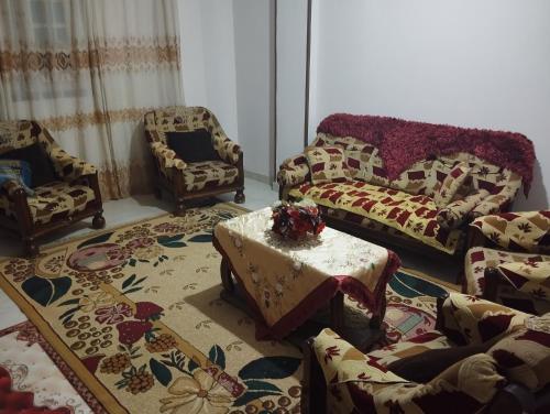 a living room with a couch and a table and chairs at شقة in Aţ Ţarfāyah