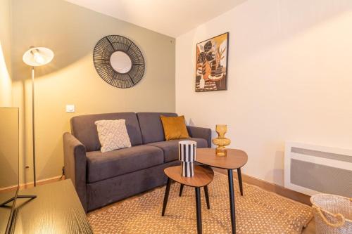 un salon avec un canapé et une table dans l'établissement Quiet cocoon of love, à Toulouse