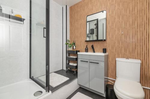 布羅克斯本的住宿－Trendy 2 Bed Flat - Near Airport，带淋浴、卫生间和盥洗盆的浴室