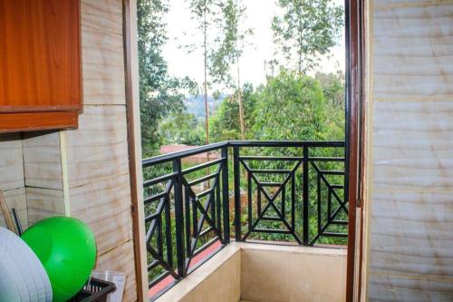 een balkon met uitzicht op de bomen bij Eagles one bedroom in Kisii CBD with Balcony in Kisii
