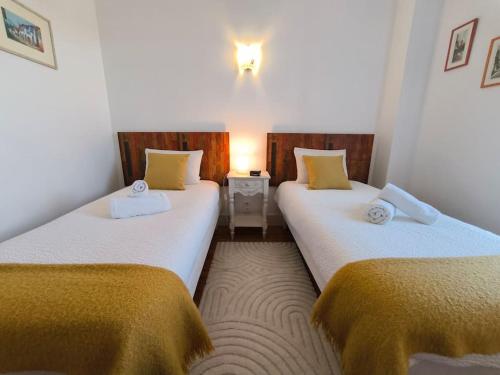 duas camas num pequeno quarto em Exceptionnel-Spacieux-Vue mer Hendaye plage-Garage em Hendaye