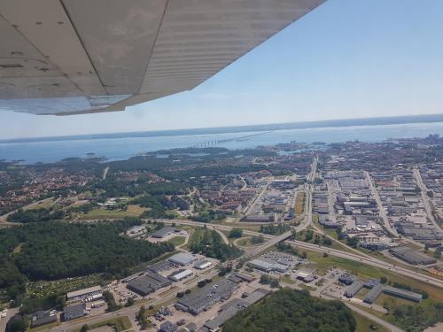 een luchtzicht op een stad vanuit een vliegtuig bij Hantverkaregatan in Kvänum