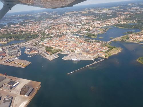 een luchtzicht op een stad en een haven bij Hantverkaregatan in Kvänum