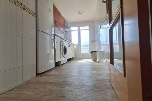 a hallway of a laundry room with a washer and dryer at Apartamento Ifema Aeropuerto Metropolitano in Madrid