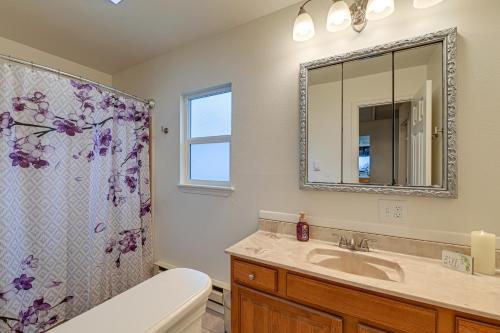 uma casa de banho com um lavatório e uma cortina de chuveiro em Family-Friendly Winston Vacation Rental with Deck! em Winston