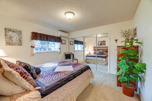 um quarto com uma cama e uma janela em Family-Friendly Winston Vacation Rental with Deck! em Winston