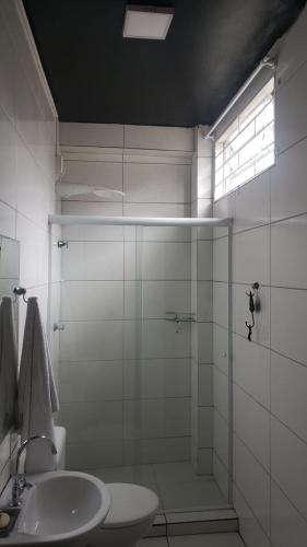 uma casa de banho com um chuveiro, um WC e um lavatório. em Linda Casa Inteira c/ Acesso a Praia do Campeche em Florianópolis