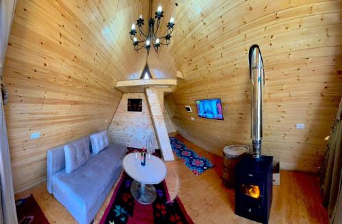 an overhead view of a living room in a log cabin at Vilat Suka Mkushit in Shkodër