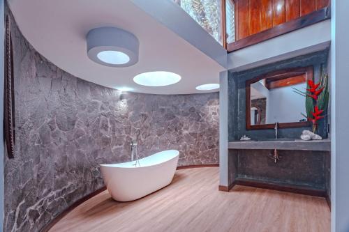 ein Badezimmer mit einer weißen Badewanne und einem Waschbecken in der Unterkunft Hotel Villa Florencia in Turrialba