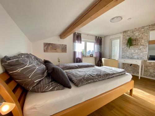 Un dormitorio con una cama grande con almohadas. en Ferienwohnung Kobler, en Görisried