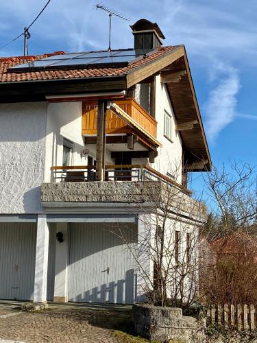 a house with a balcony on top of it at Ferienwohnung Kobler in Görisried