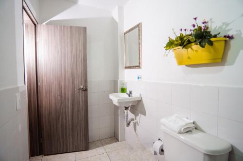 Hotel Primitivo Usaquén في بوغوتا: حمام مع مرحاض ومغسلة
