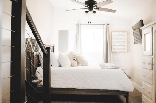 - une chambre avec un lit et un ventilateur de plafond dans l'établissement Nordins Hillside Haven, à Dardanelle