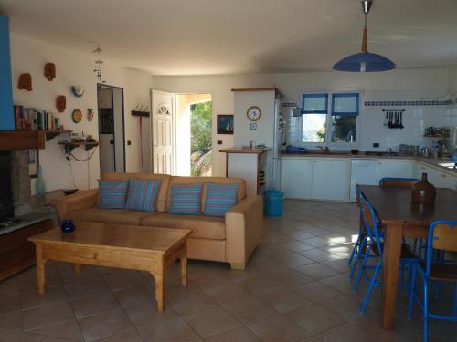 un salon avec un canapé et une table dans l'établissement villa marina, à Sartène