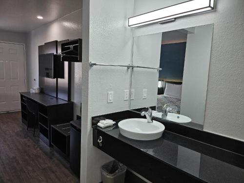 bagno con lavandino e grande specchio di Motel 6-Westminster, CA - North a Westminster