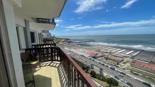 un balcón de un edificio con vistas al océano en Dpto de Categoria Playa Grande en Mar del Plata