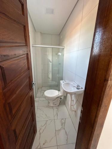 een badkamer met een toilet en een wastafel bij Casa união in Olinda