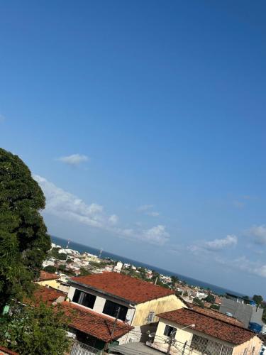 uma vista de uma cidade com o oceano ao fundo em Casa união em Olinda