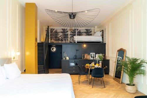Schlafzimmer mit einem Bett und einem Tisch mit Stühlen in der Unterkunft Suite Amalfi in Lyon