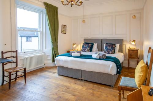 Un dormitorio con una cama grande y una ventana en The Fig Tree Markinch, Glenrothes en Markinch